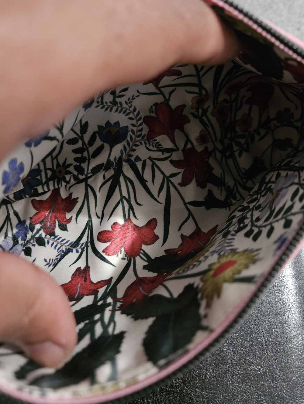 Sale: Gucci Beauty Comestic Bag - Picture 7 of 9